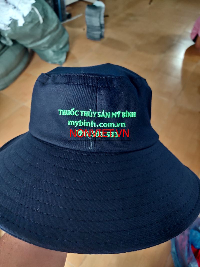 Thêu chữ lên nón tai bèo